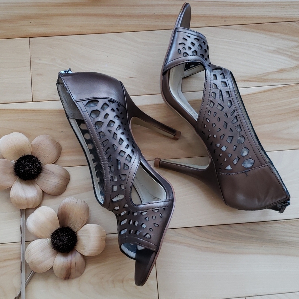 Tahari - open toe heels 💫